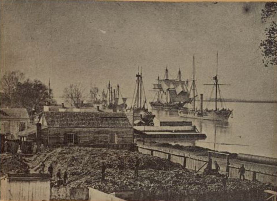 USS Kineo and Hartford at Baton Rouge