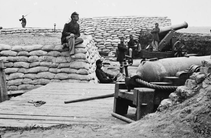 Union soldiers in Confederate battery south of Yorktown